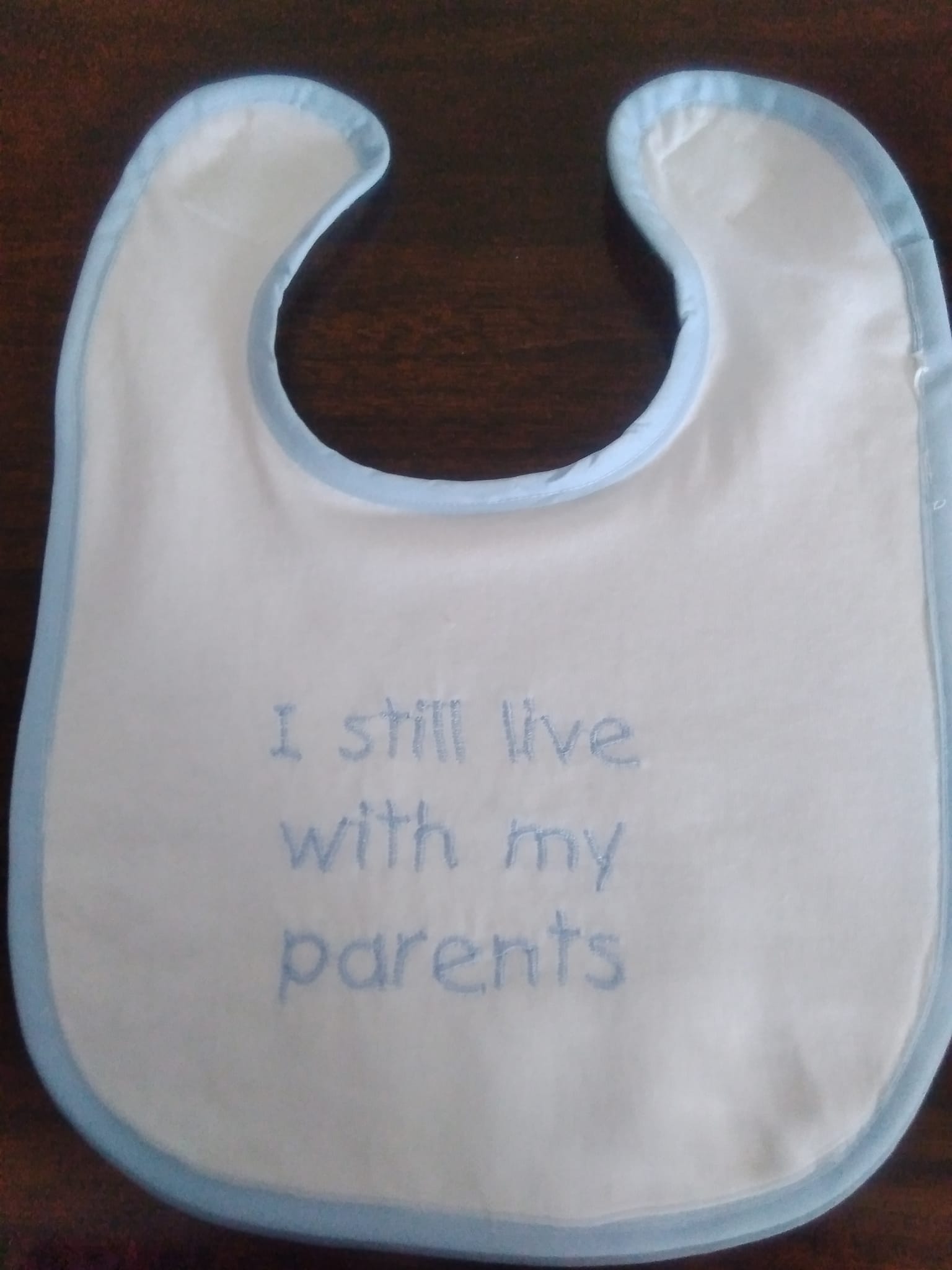 HANDMADE BABIES BIB I STILL LIVE WITH MY PARENTS (BLUE)-HANDMADE,BABIES,BABY,BOYS,NOVELTY,BIB,BIB,CHEAP,MACHINE EMBROIDERED,BABY GIFT,I STILL LIVE WITH MY PARNETS