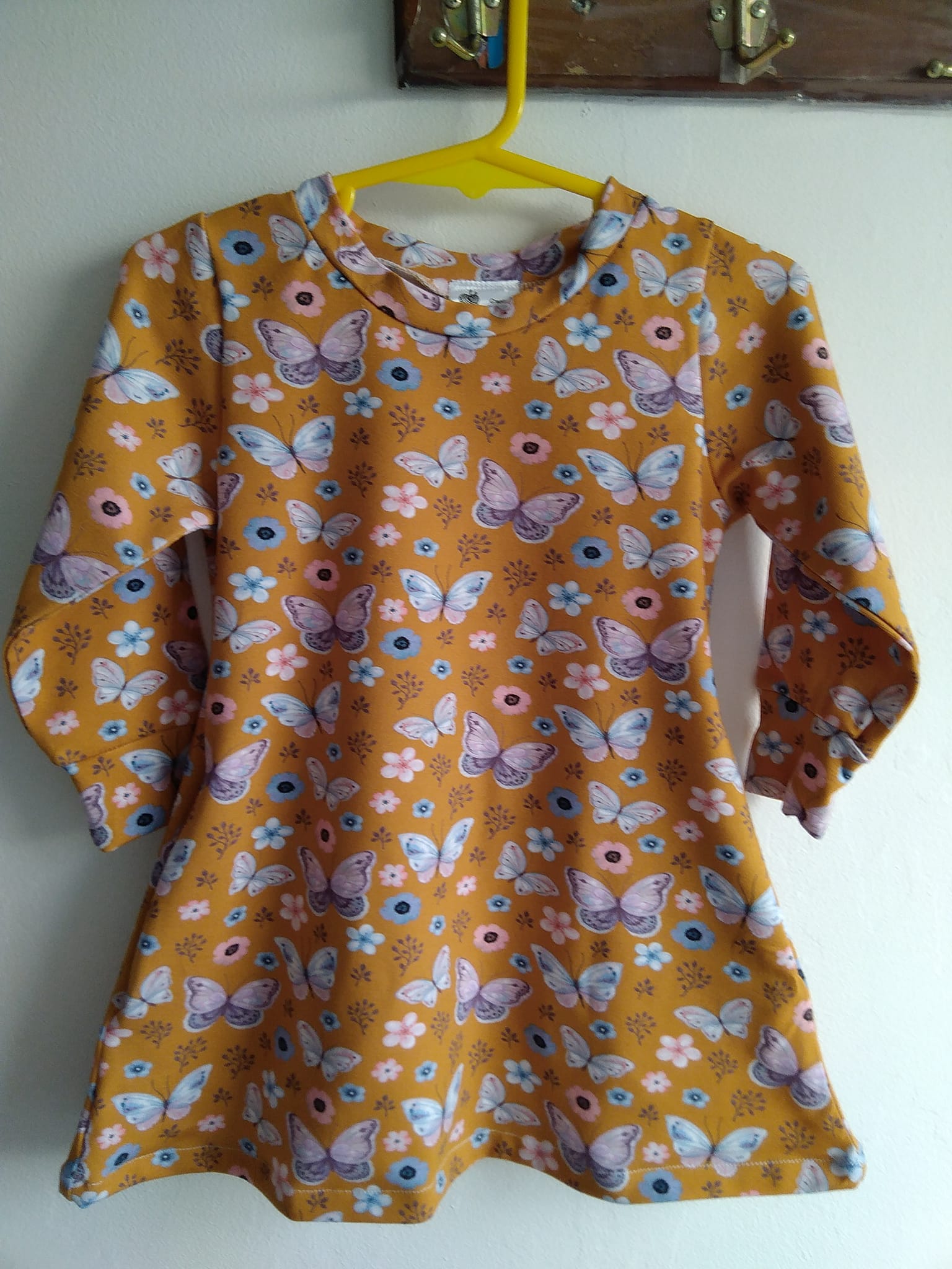 LOVELY GIRLS HANDMADE BUTTERFLY JERSEY DRESS 6/9 MONTHS-HANDMADE,GIRLS,JERSEY,BUTTERFLY,DRESS,BABIES CLOTHE,BABY CLOTHING,CHEAP,AGE 69 MONTHS