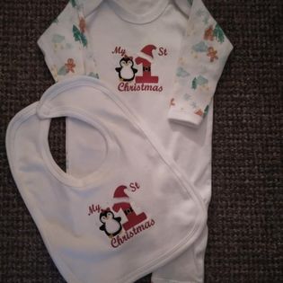 MACHINE EMBROIDERED MY 1ST CHRISTMAS PENGUIN BABYGRO AND BIB SET AGE 3/6 MONTHS-MACHINE,EMBROIDERED,MY,1ST,CHRISTMAS,PENGUIN,BABYGRO,BIB,SET,CHEAP,AGE,36 MONTHS