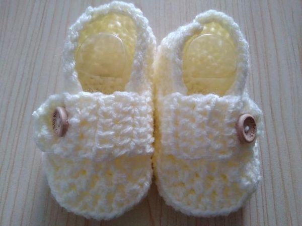 LOVELY CREAM UNISEX CROCHETED SHOES 0-3 MONTHS-CREAM,HANDCROCHETED,BABIES,BOYS,GIRLS,UNISEX,CHEAP,SHOES,0-3MONTHS
