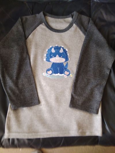 BOYS MACHINE EMBROIDERED GREY LONG SLEEVE DINOSAUR TOP 5/6 YEARS-MACHINE EMBROIDERED, BOYS,LONG SLEEVE,T-SHIRT ,DINOSAUR ,CHEAP, AGE 56 YEARS