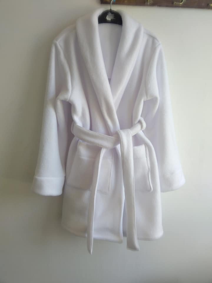 LOVELY HANDMADE FLEECE WHITE DRESSING GOWN AGE 34 YEARS