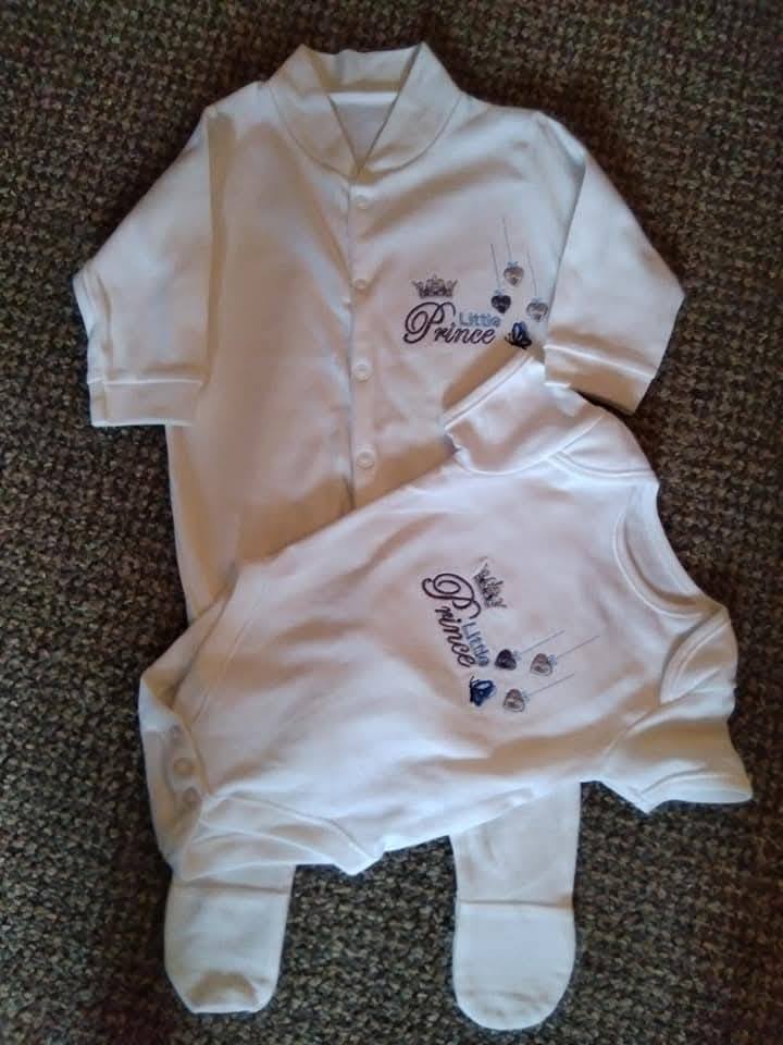 LOVELY MACHINE EMBROIDERED PRINCE BABY GRO AND VEST SET AGE 3/6 MONTHS-MACHINEEMBROIDEREDBABY GROVESTSETBABYGIFTSETGIFTSETCHEAPLITTLEPRINCEAGE36MONTHS