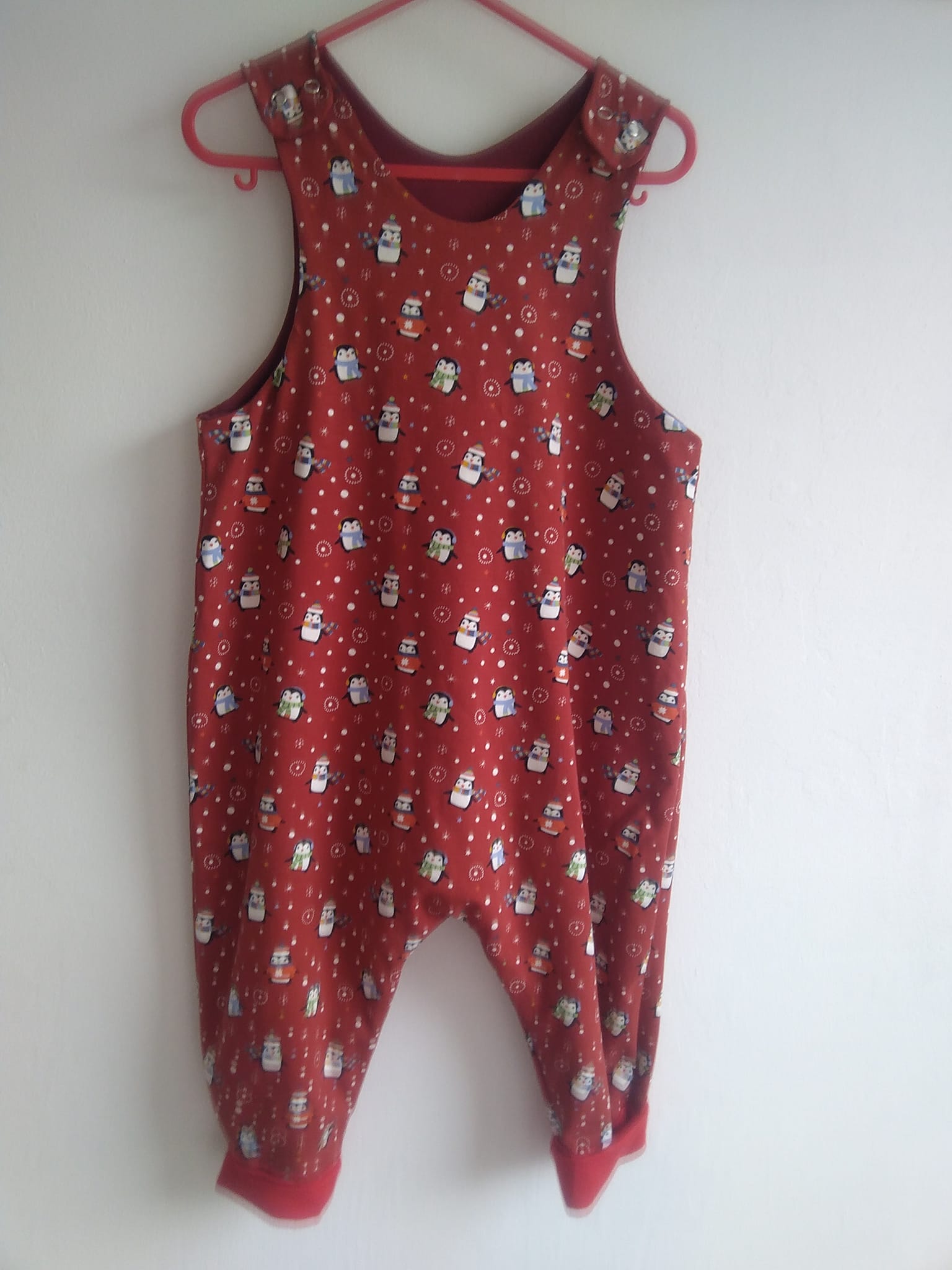 LOVELY HANDMADE LONG CHRISTMAS PENGUIN ROMPER AGE 9/12 MONTHS-HANDMADE,CHRISTMAS RED PENGUIN LONG,ROMPER,BOYS,GIRLS.UNISEX.CHEAP.912 MONTHS