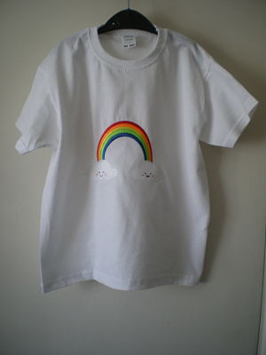 GIRLS MACHINE EMBROIDERED RAINBOW T-SHIRT AGE 5/6 YEARS-MACHINEEMBROIDERED T-SHIRT CHEAP RAINBOW 56 YEARS
