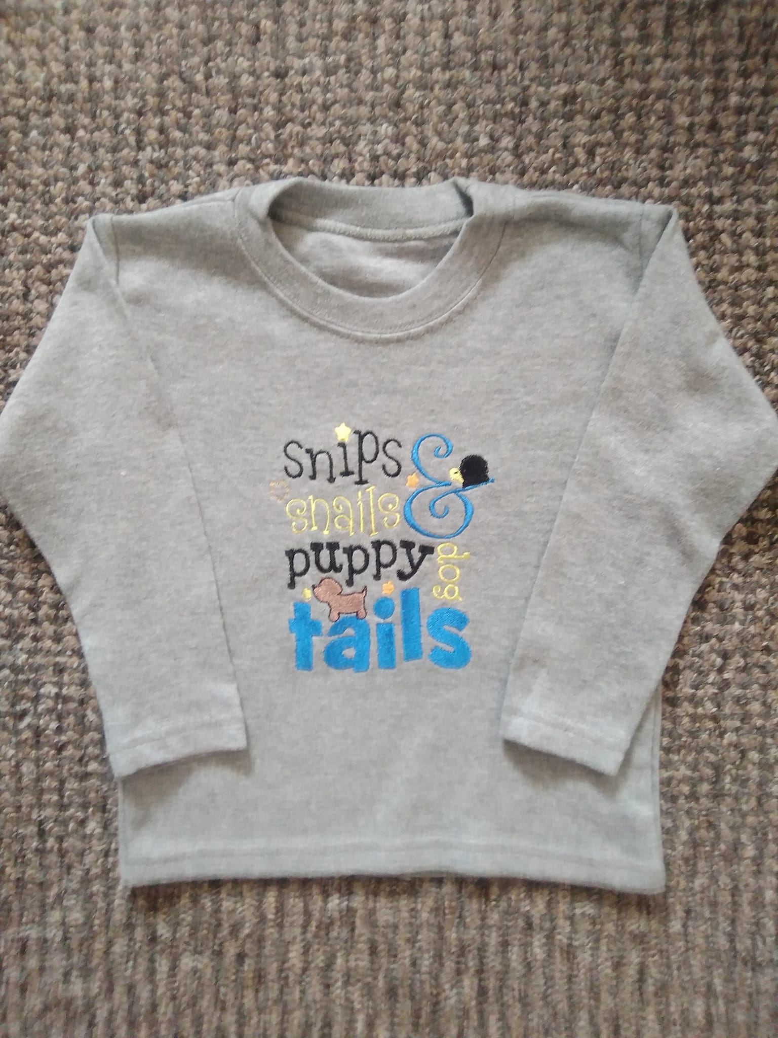 MACHINE EMBROIDERED GREY LONG SLEEVE TOP AGE 3/6 MONTHS-MACHINEEMBRODEREDBOYSLONGSLEEVET-SHIRTSNIPSANDSNAILANDPUPPYDOGTAILSCHEAPAGE36MONTHS