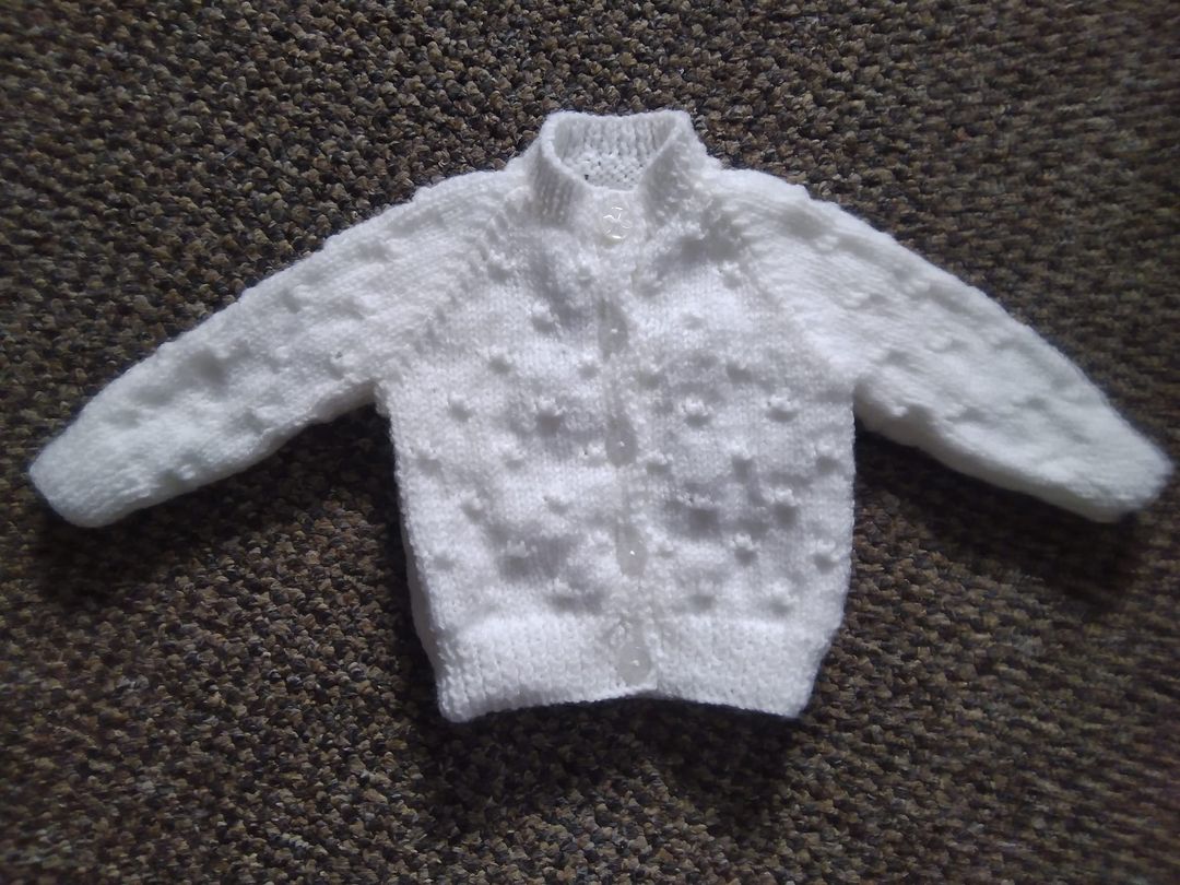 LOVELY UNISEX HAND KNITTED WHITE WITH DOTS CARDIGAN 0-3 MONTHS-HAND KNITTED BOYS,GIRLS,UNISEX,WHITE,CARDIGAN,CHEAP,AGE 0-3 MONTHS