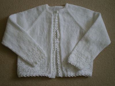 LOVELY GIRLS HAND KNITTED WHITE 4PLY CARDIGAN AGE 5-6 YEARS-HAND KNITTED,CHEAP,WHITE,GIRLS,CARDIGAN.BOLERO,LACEY,4PLY,SUMMER CARDIGAN,WEDDING,CHRISTENING,AGE 5-6 YEARS